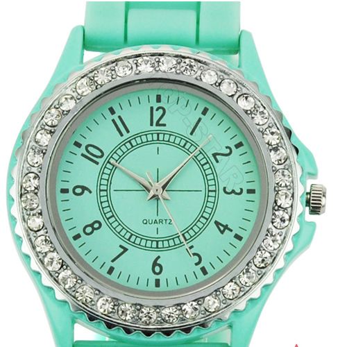 Женские кварцевые наручные часы зеленого цвета