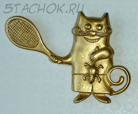Брошь "Кот играет в теннис мышкой" под матовое золото