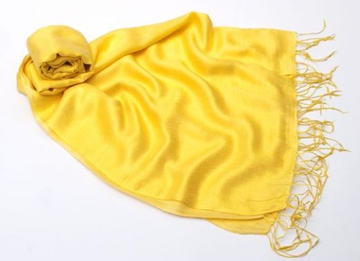 Жёлтый шарф из шелка лимонного оттенка, 1450 руб.