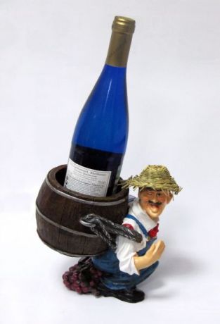 Подставка для вина «Мужичок несет бутылку в рюкзаке»