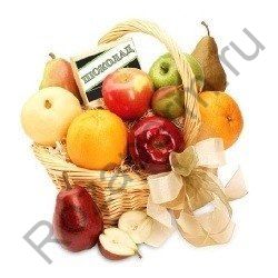 Подарочная корзинка с фруктами и шоколадом