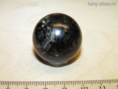 Шар из камня апатит с магнетитом (29мм)