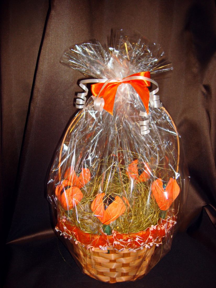 Корзинка с чаем и конфетами "Цветы" - подарочный набор №4