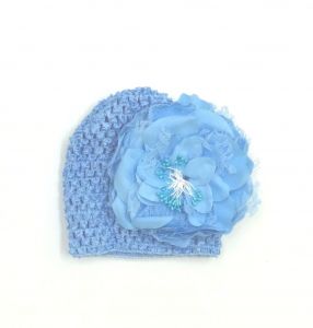 Голубая шапочка с цветком