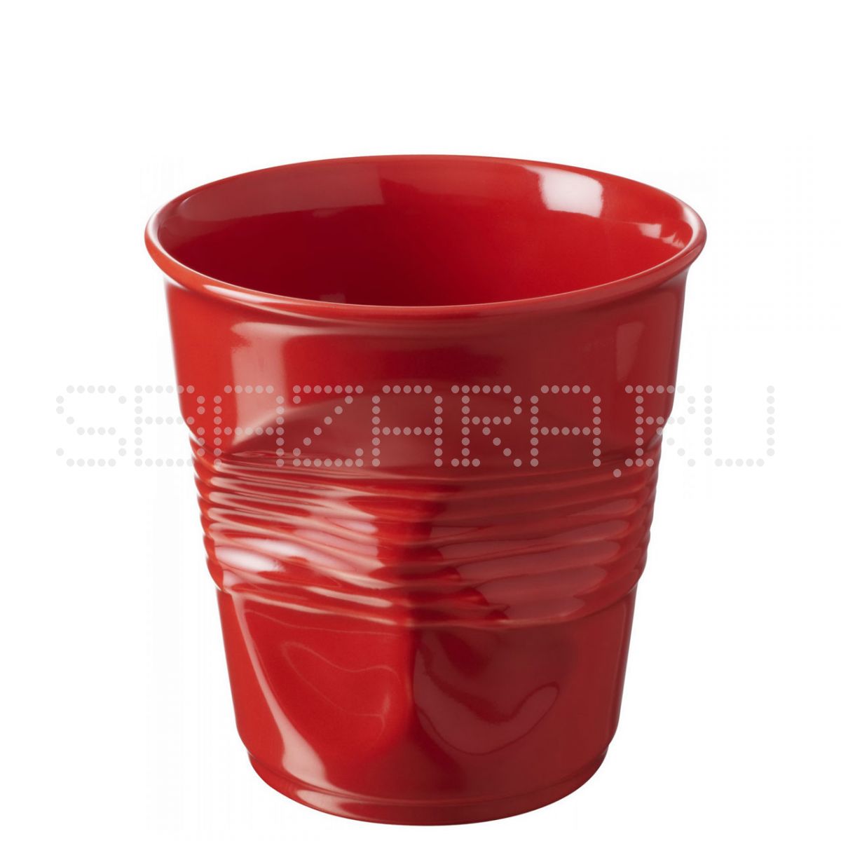 Красный пластиковый стакан