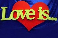 Центральный элемент декора сердце с надписью Love is...
