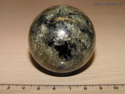 Шар из камня апатит, нефелин, флогопит (47мм)