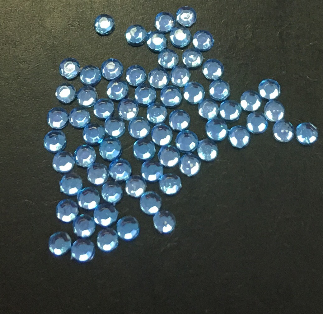 Стразы пластиковые круглые 1,5мм уп/70шт (голубые)
