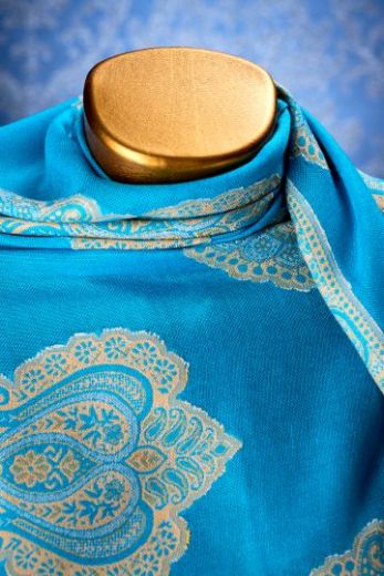 Индийский хлопковый палантин голубого цвета, интернет магазин. Купить с бесплатной доставкой из Индии от 1999 руб.