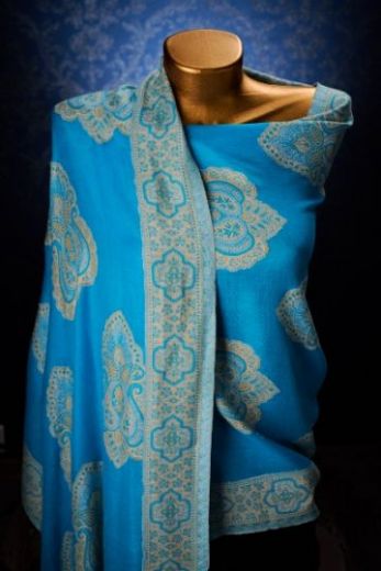 Индийский хлопковый палантин голубого цвета, интернет магазин. Купить с бесплатной доставкой от 1999 руб.
