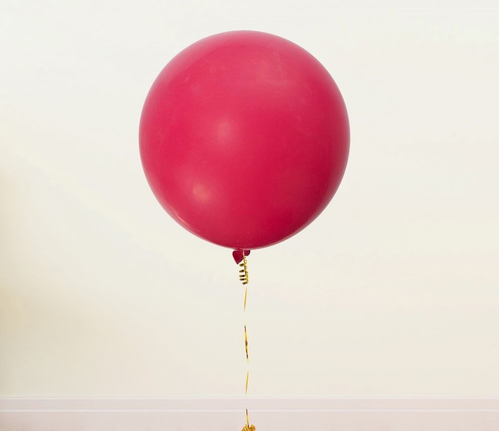 Гига шарики 1. Большой воздушный шарик. Малиновые шарики воздушные. Воздушные шары с грузом. Шар 76 см с гелием.