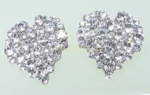 Стильные позолоченные белым золотом серьги-гвоздики "Сердце" с кристаллами Сваровски