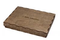 деревянная коробка с крышкой и гравировкой