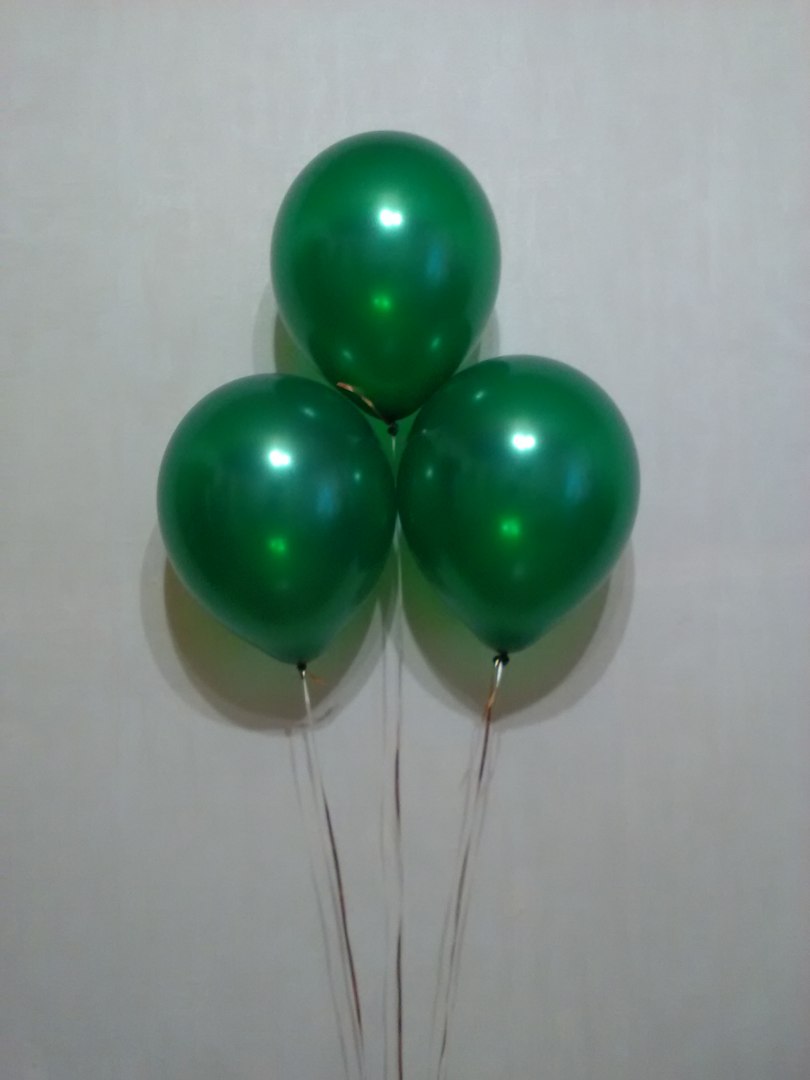 Зеленый металлик шар с гелием
