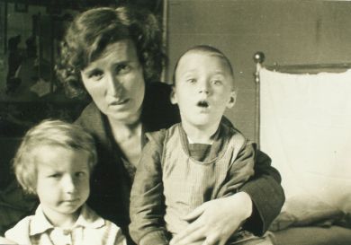 Е. Б. Кабалевская с детьми Мариной и Сашей (1937 г.)