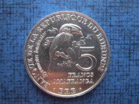 Монета 5 франков Бурунди 2014 фауна птица калао трубач