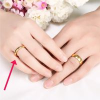 Позолоченное обручальное кольцо 3 мм (слева)