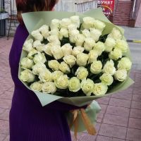 Белые розы в красивой упаковке (60 см)