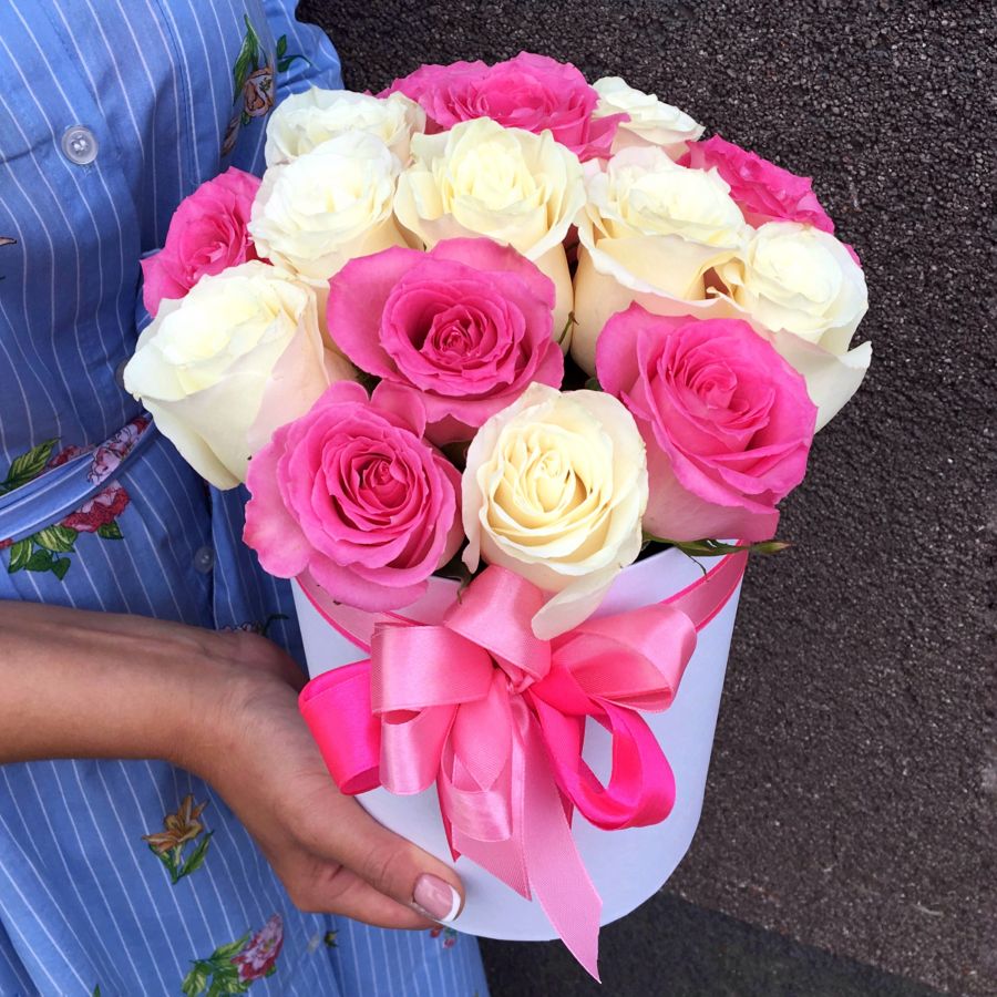 15 бело-розовых роз в шляпной коробке