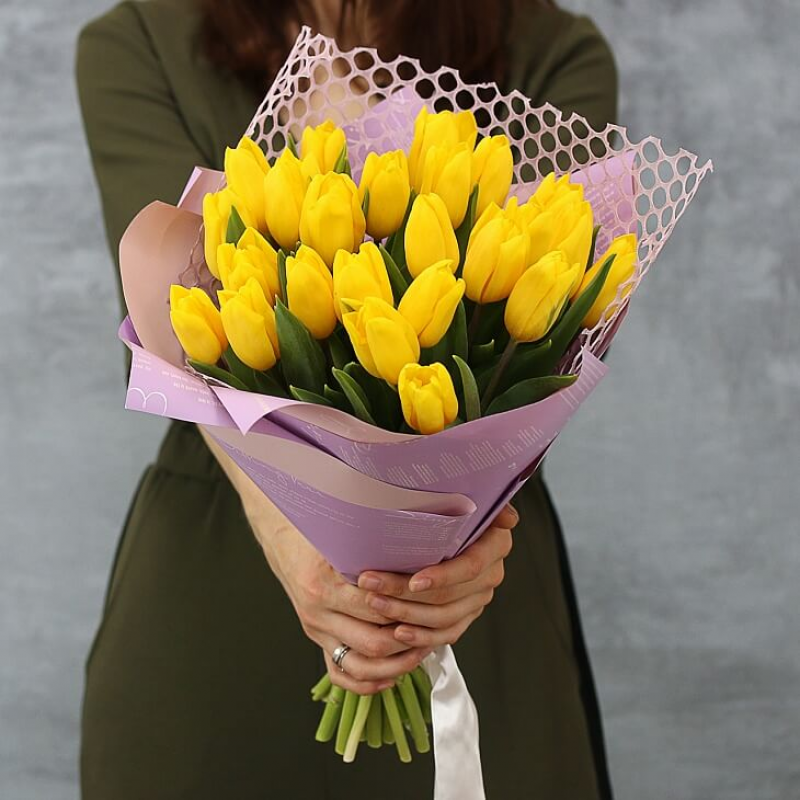 25 желтых тюльпанов в красивой упаковке