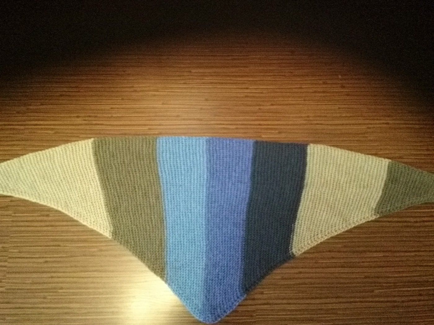 Бактус вязаный (треугольный шарф)