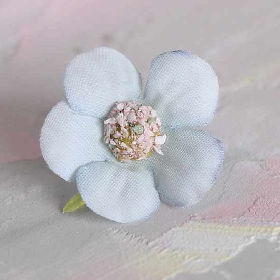 Цветок тканевый Ромашка светло-голубая 2 см