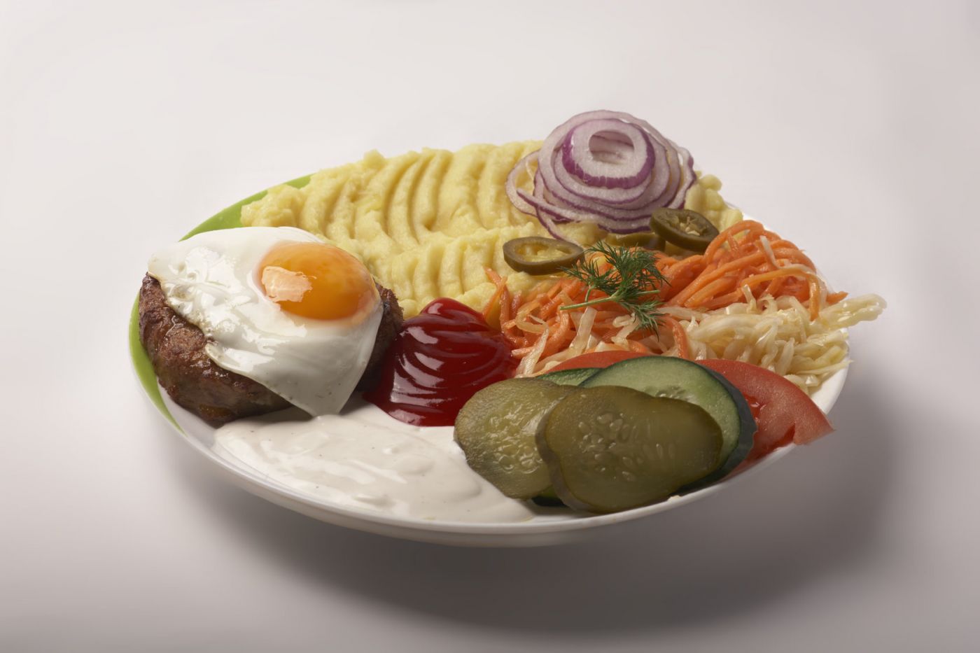 Бифштекс рубленный с яйцом и картофелем по домашнему
