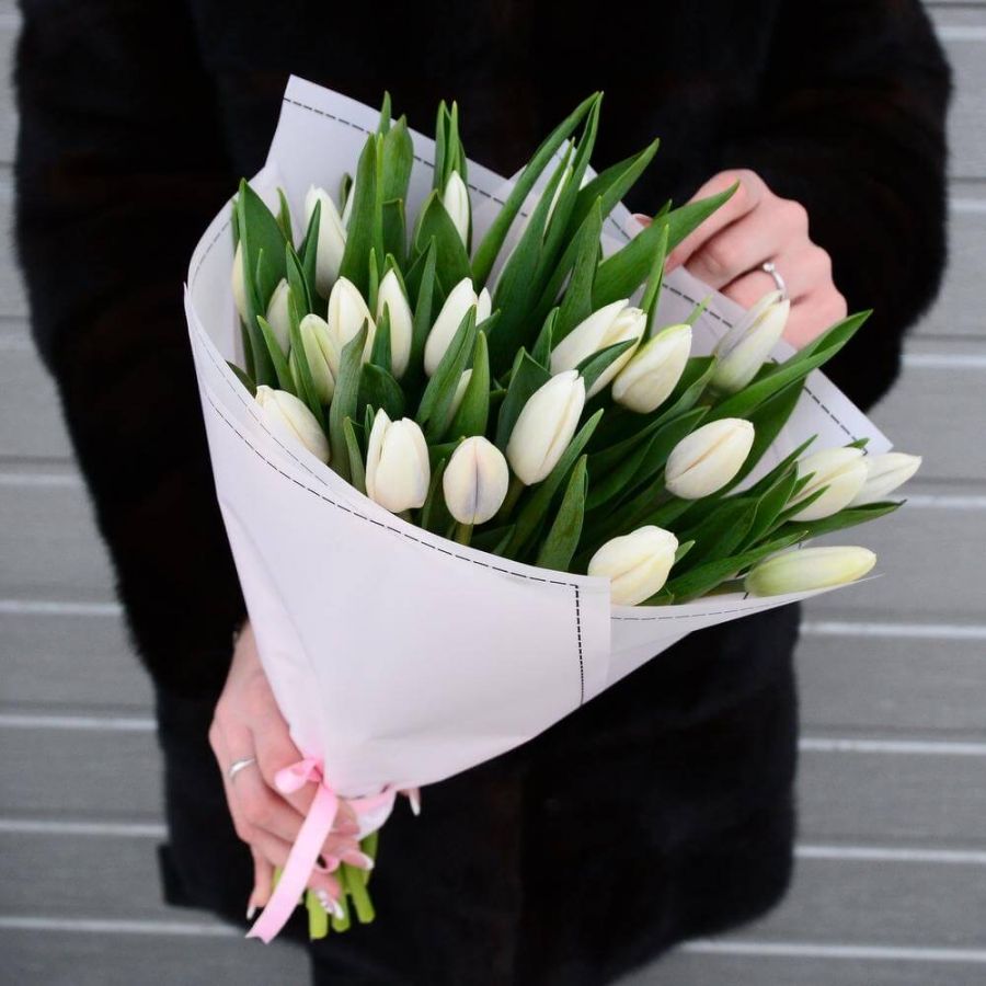 19 белых тюльпанов в упаковке