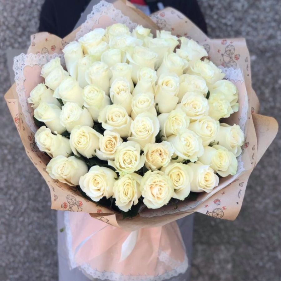 51 белая роза 60 см в красивой упаковке