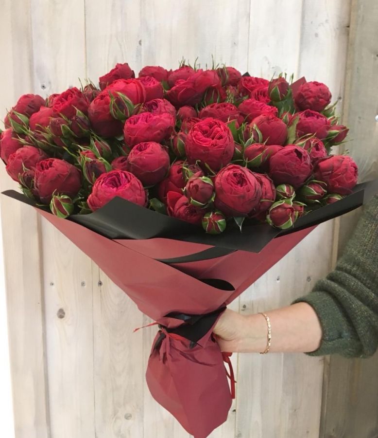 19 пионовидных кустовых роз Ред Пиано