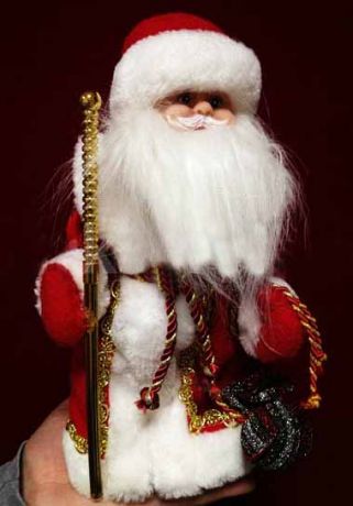 Дед Мороз с посохом музыкальный (29 см)