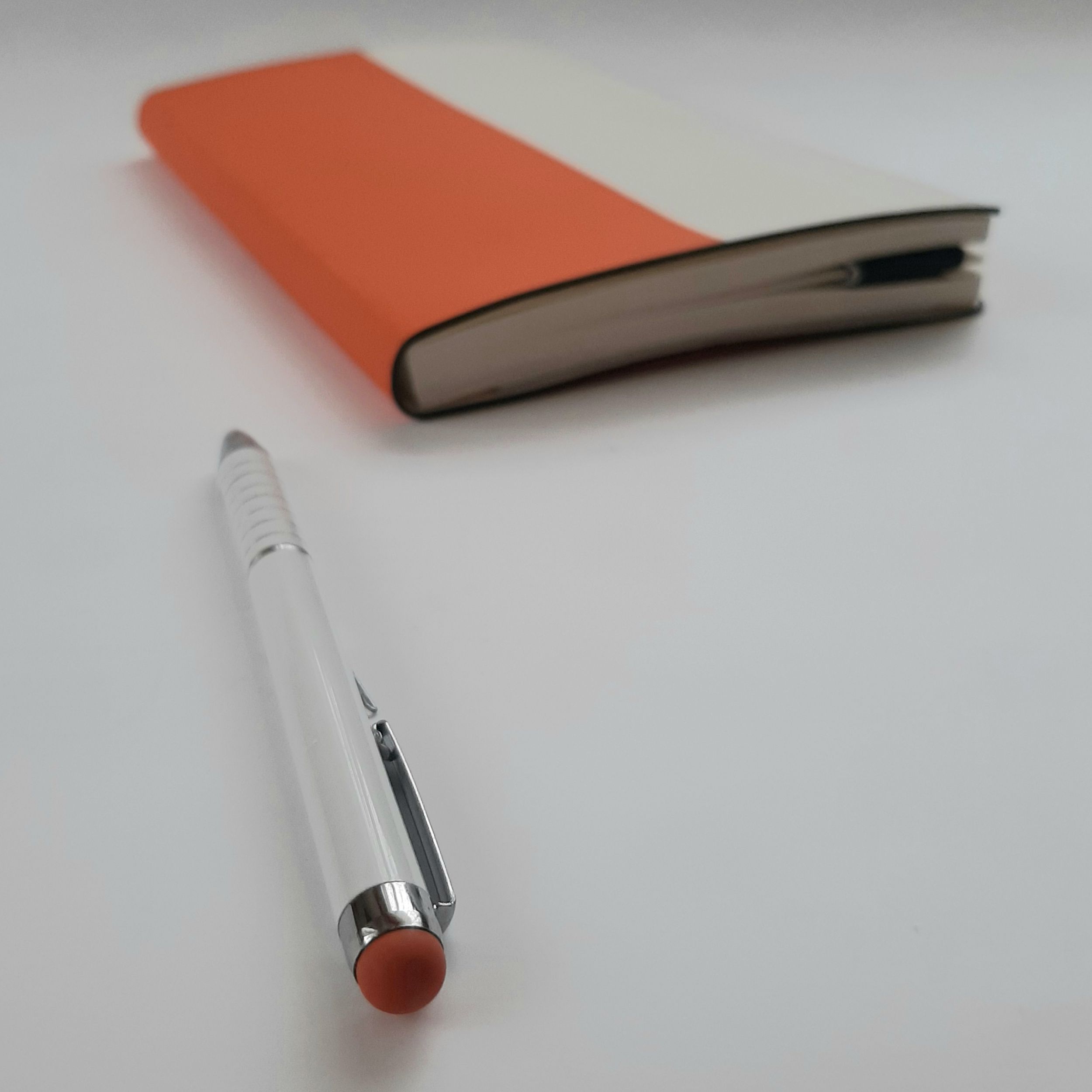  белые ручки с оранжевым стилусом