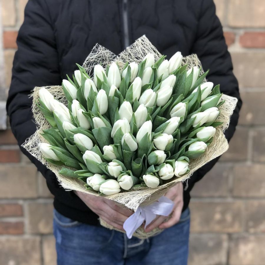 35 белый тюльпан в красивой упаковке