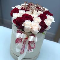 25 бело-красных роз в шляпной коробке с топпером