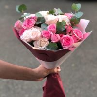 Кустовые розы в красивой упаковке
