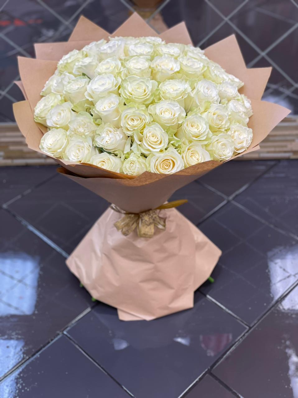 Букет из 51 розы белой Мондиаль в упаковке
