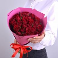 Букет из 25 красных роз в упаковке (40см)