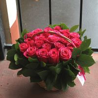 25 кенийских роз в корзине с зеленью