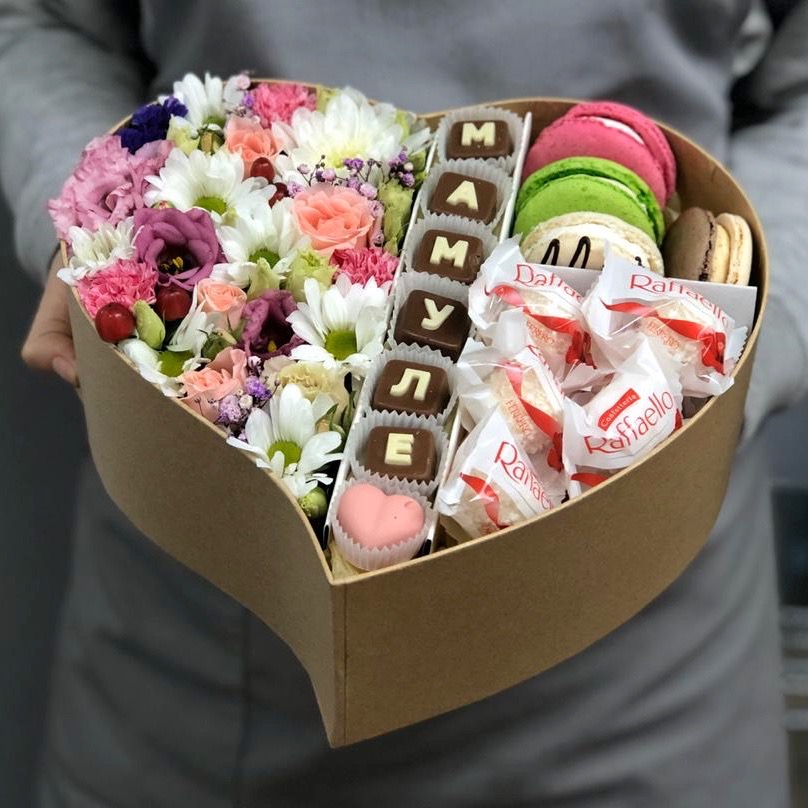 Коробочка с цветами и шоколадными буквами "Мамуле" №3