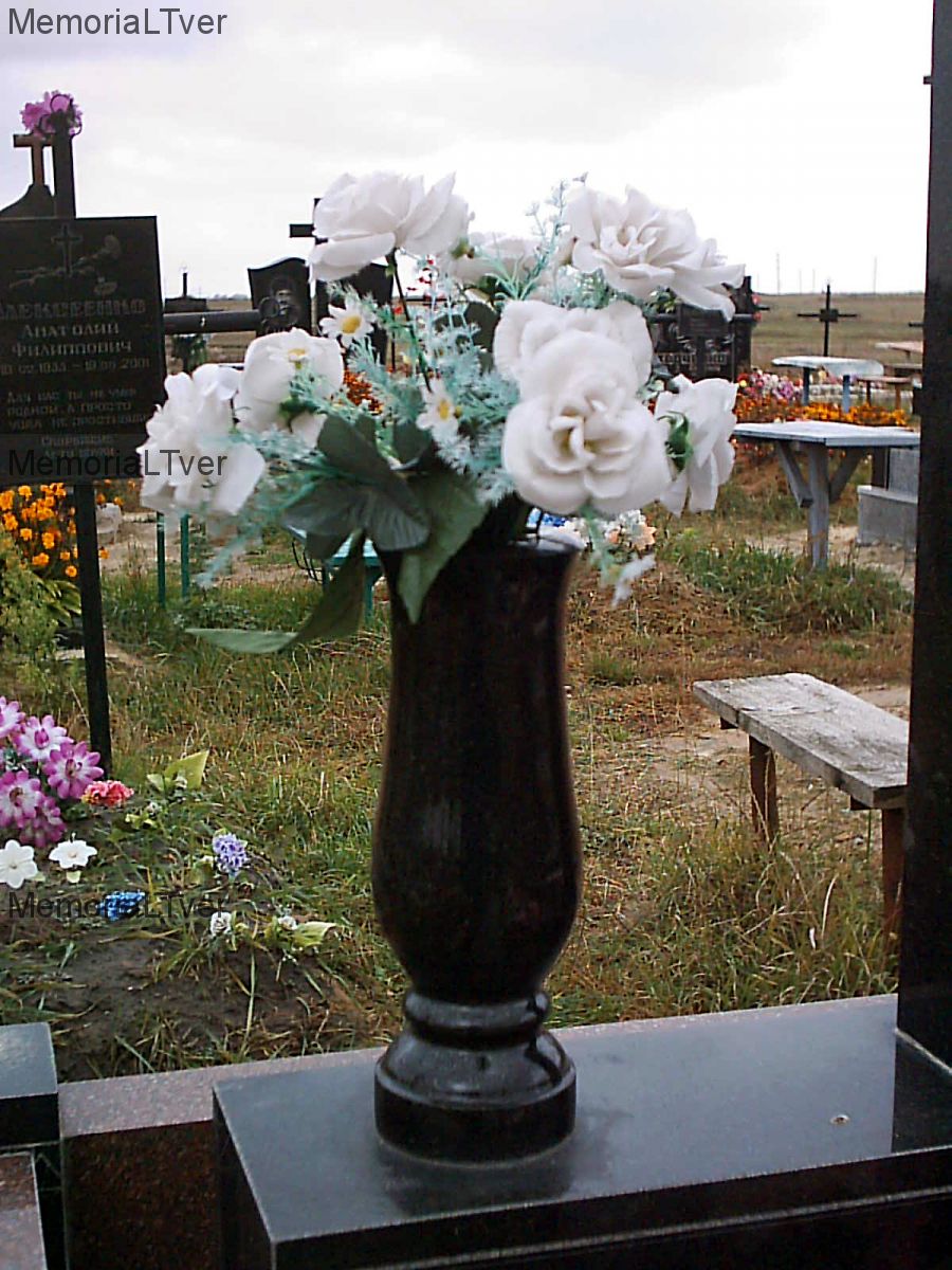 Памятники на могилу с вазой для цветов фото