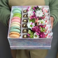 Коробочка с цветами и шоколадными буквами "Мамуле" №2