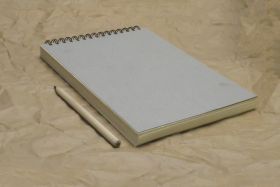 Скетчбук с цветным блоком Кремовым. 200 листов с плотной обложкой, А4 формат. Позволяет рисовать на весу.