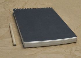 Скетчбук вертикальный А4 с черной обложкой, 220гр, 60 листов. Для рисования, эскизов и набросков.