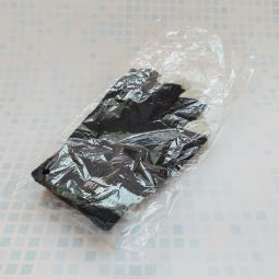перчатки из переработанного пластика