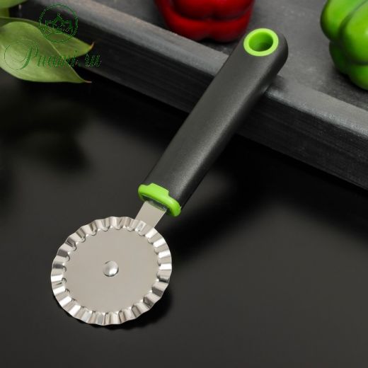 Нож для пиццы и теста ребристый Доляна Lime, 19?6 см, цвет чёрно-зелёный
