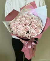 25 нюдовых розовых роз 60 см в стильной упаковке