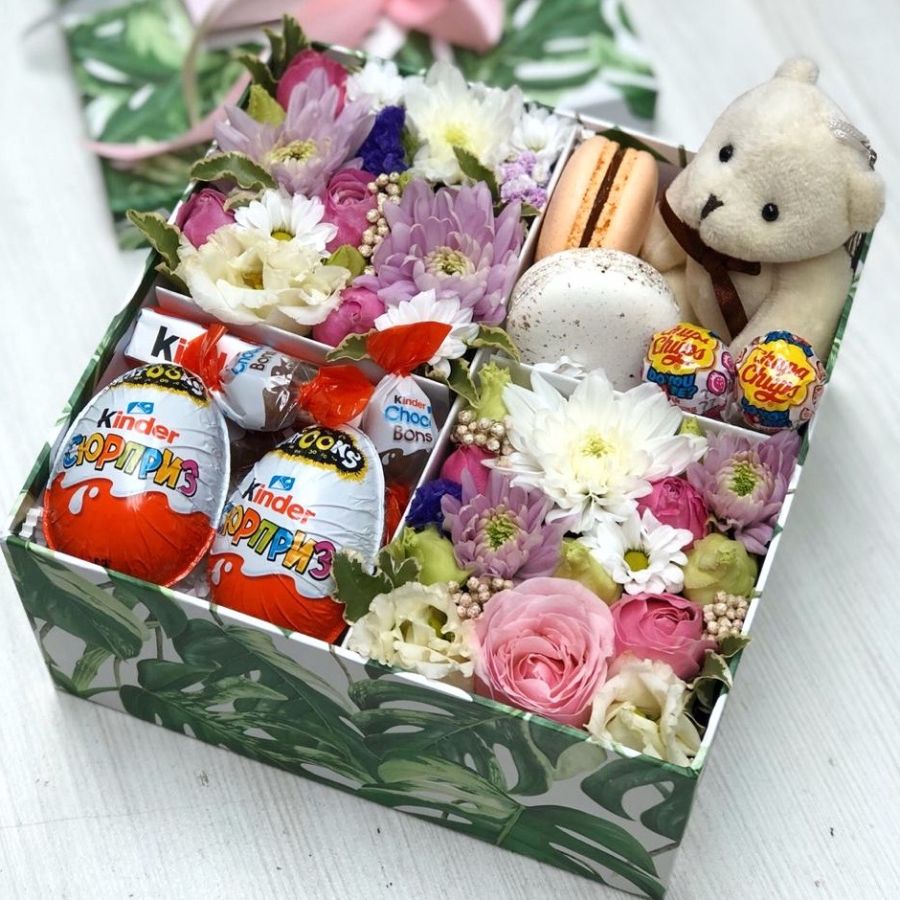 Цветочная коробочка со сладостями и мишкой