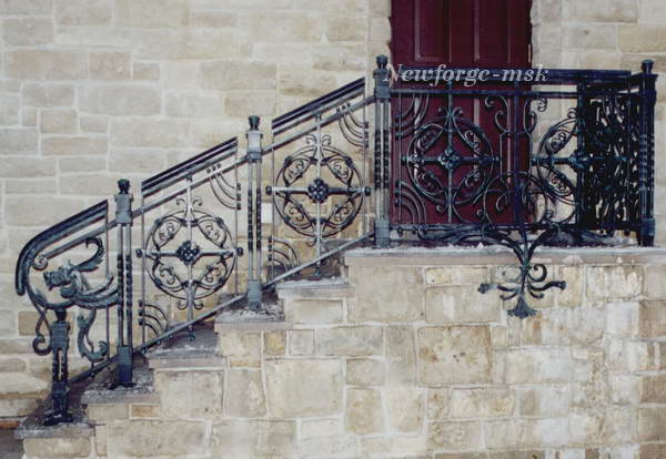 Кованое ограждение для лестницы крыльца в восточном стиле (эскиз, фото ограждения)