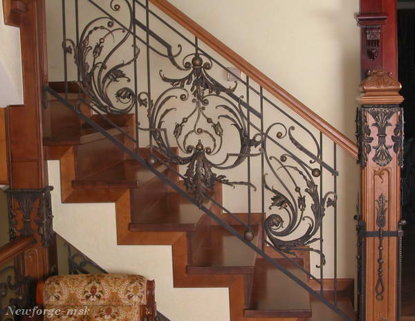 Кованое ограждение для деревянной лестницы  в стиле барокко (эскиз, фото лестницы)