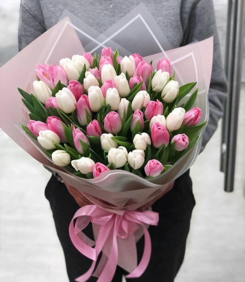 Букет из бело-розовых тюльпанов